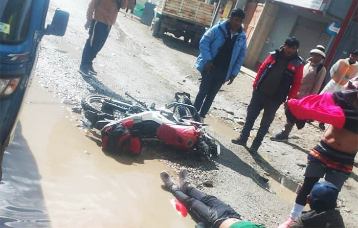 Conductor en presunto estado de ebriedad se da a la fuga tras atropellar a motociclista, en Challhuahuacho